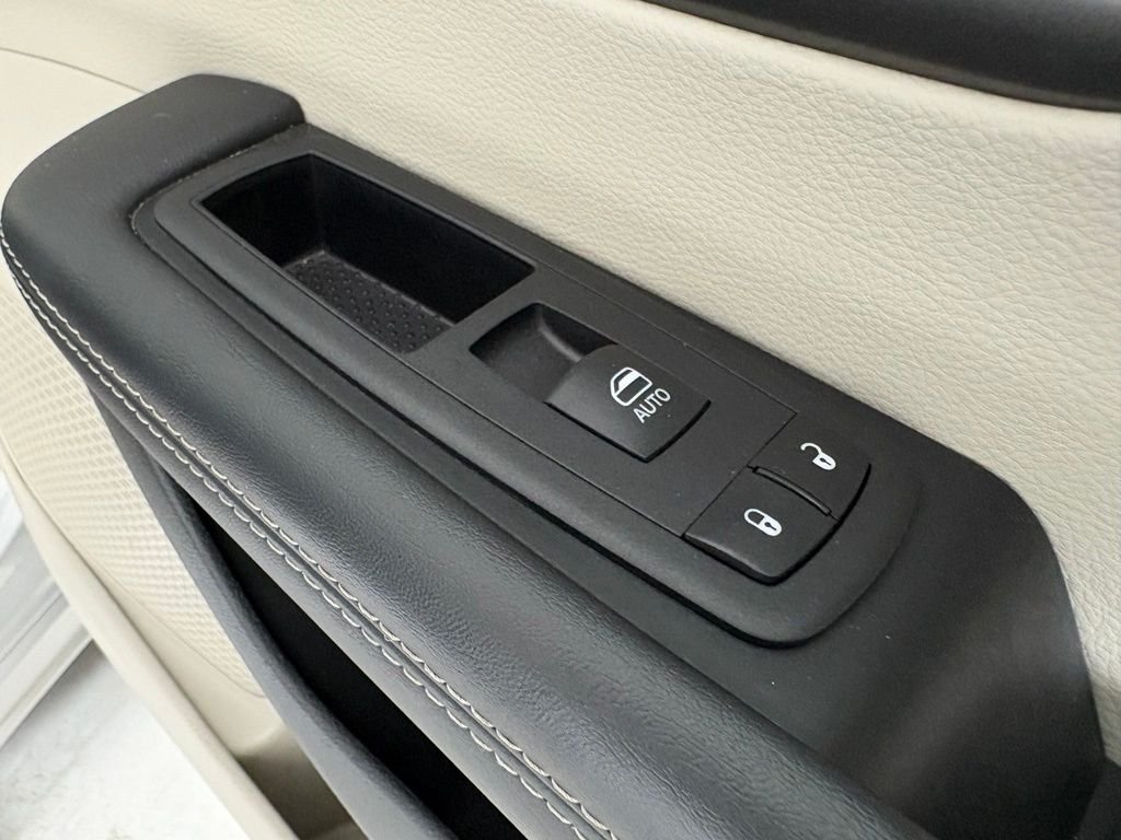 Used 2024 Silver Chrysler Touring L image 13