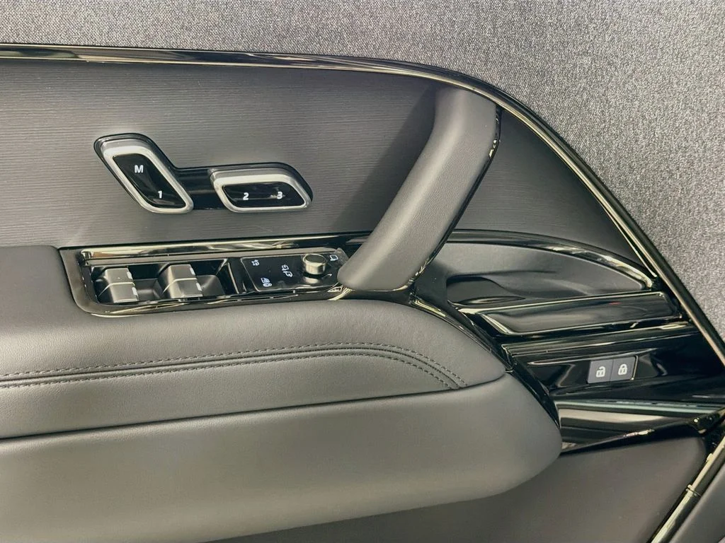 New 2027 Carpathian Grey Land Rover Dynamic SE image 18