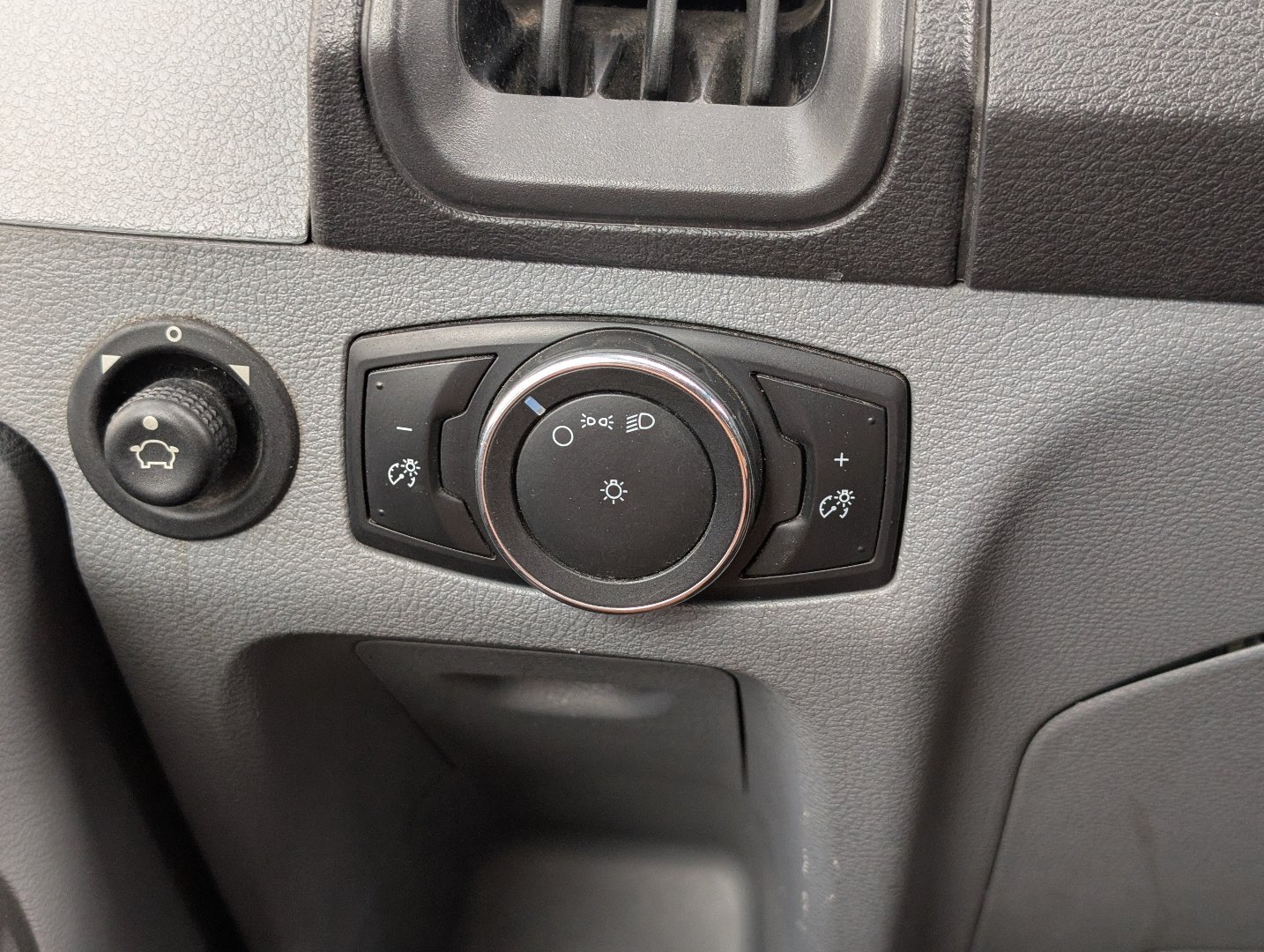 Used 2016 Oxford White Ford  image 17
