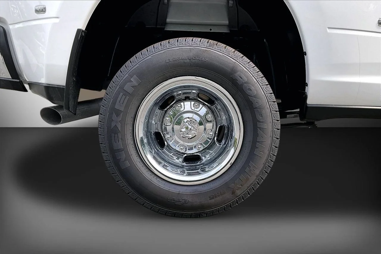 New 2026 Bright White Clear-Coat Exterior Paint RAM Tradesman image 31