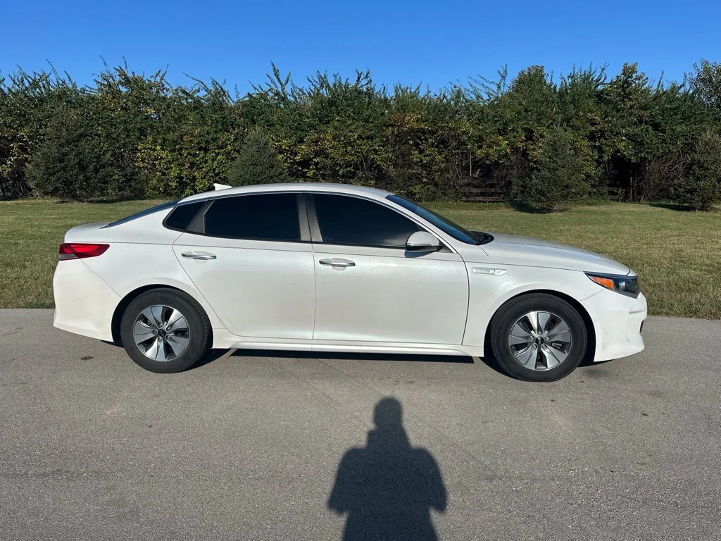 Used 2017 Snow White Pearl Kia Base image 12
