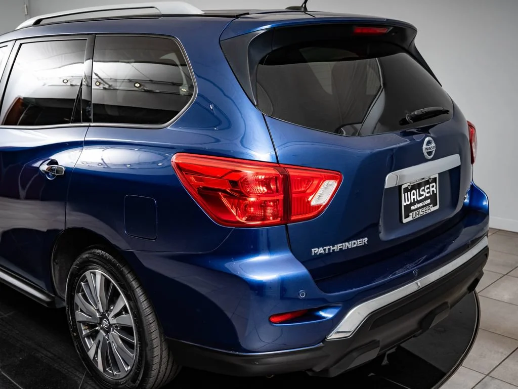 Used 2018 Caspian Blue Nissan SL image 18
