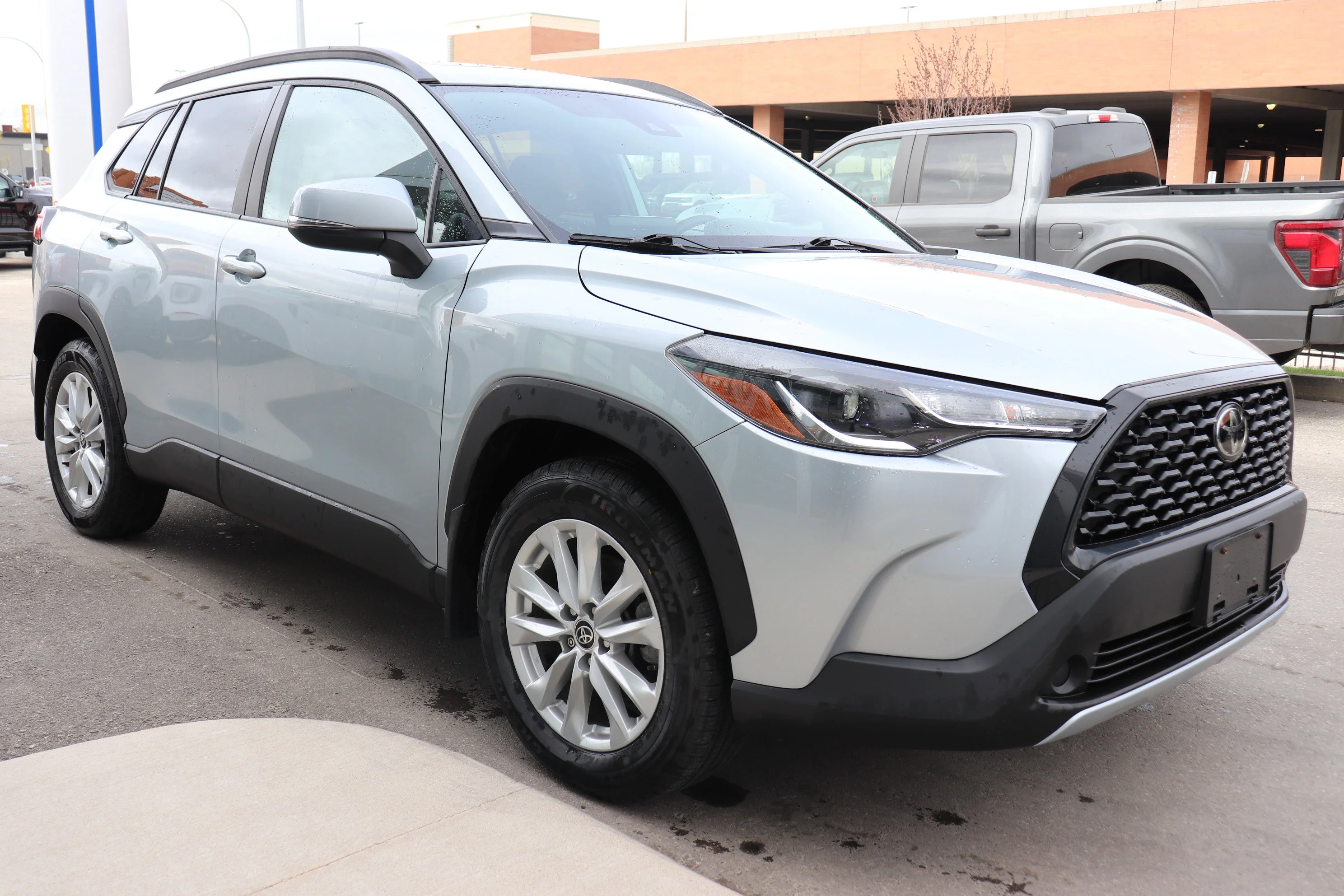 Used 2022 Silver Toyota LE image 5