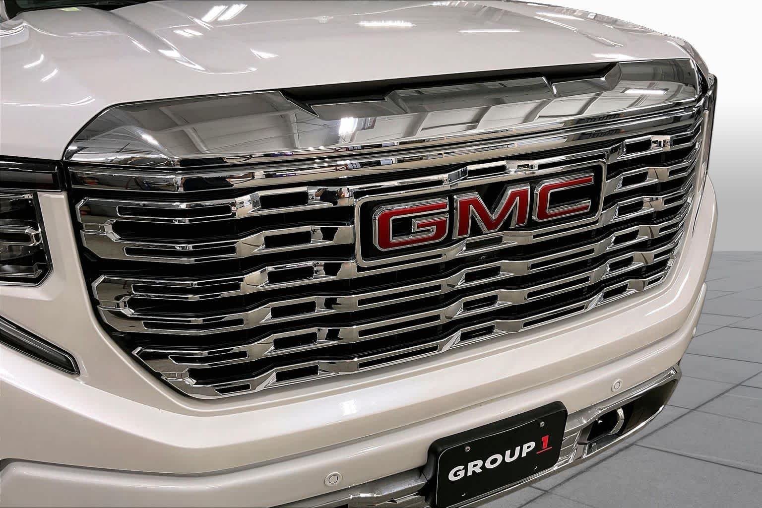Used 2024 White Frost Tricoat GMC Denali image 30