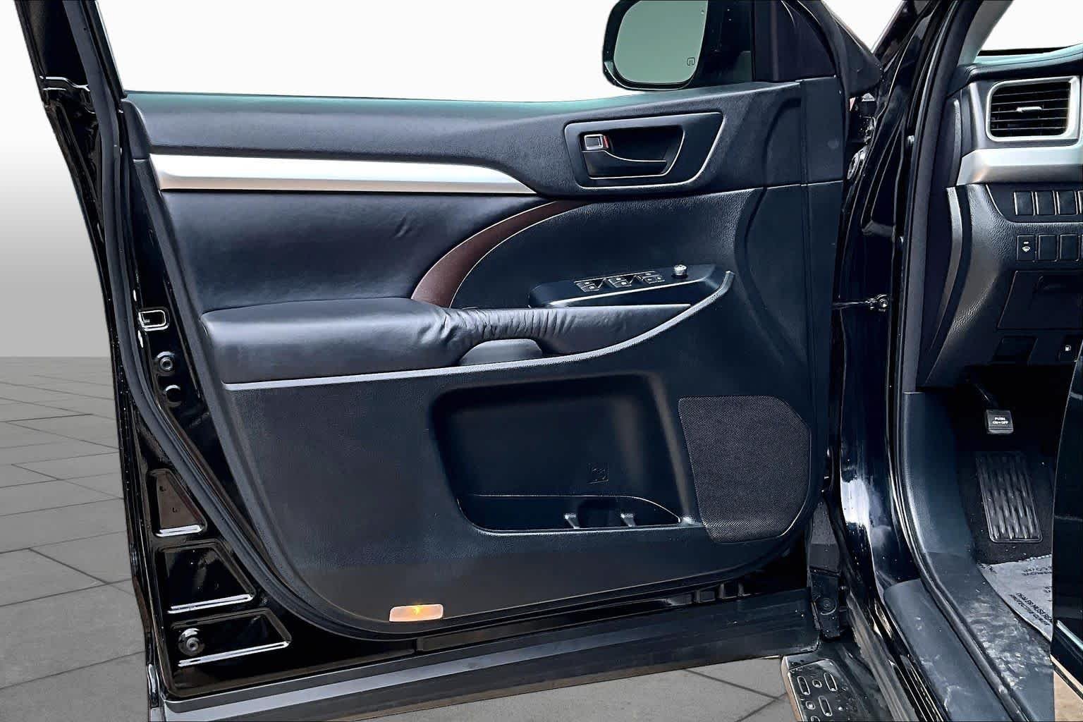 Used 2015 Attitude Black Metallic Toyota LE Plus image 20