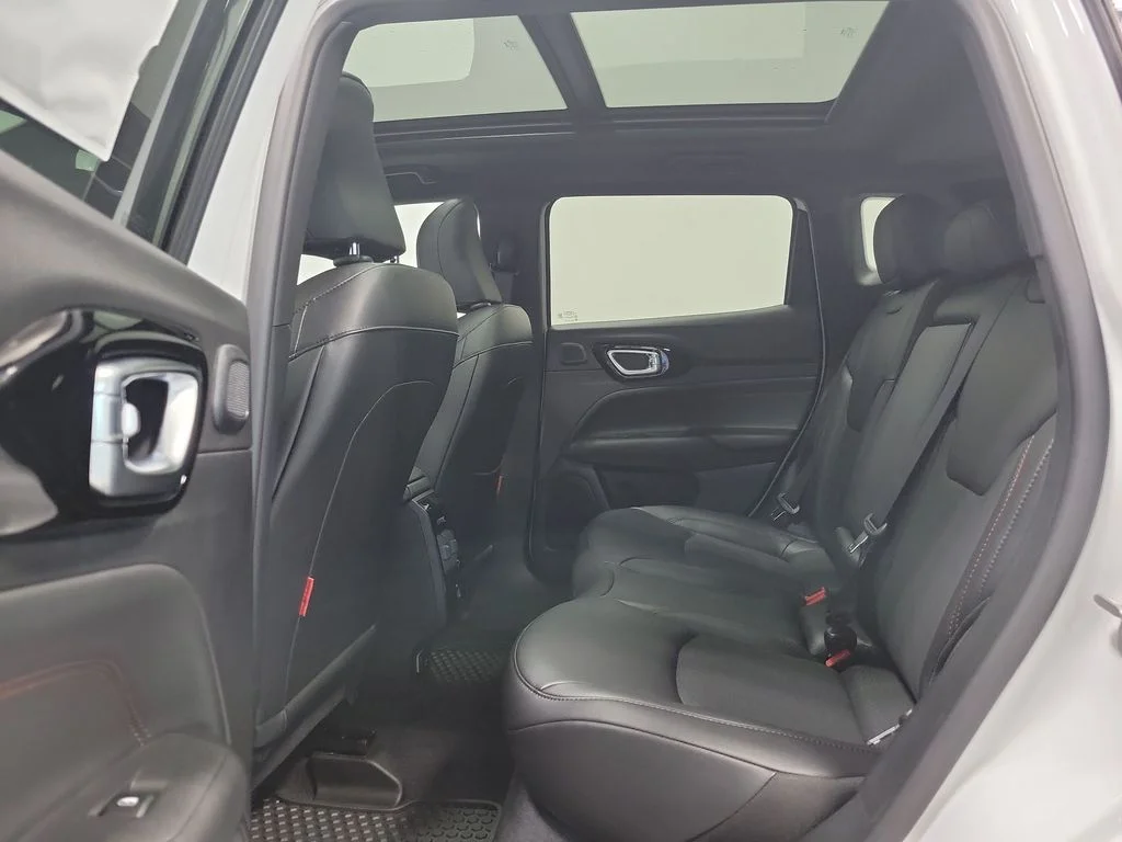 New 2026 Bright White Clear-Coat Exterior Paint Jeep Trailhawk image 9