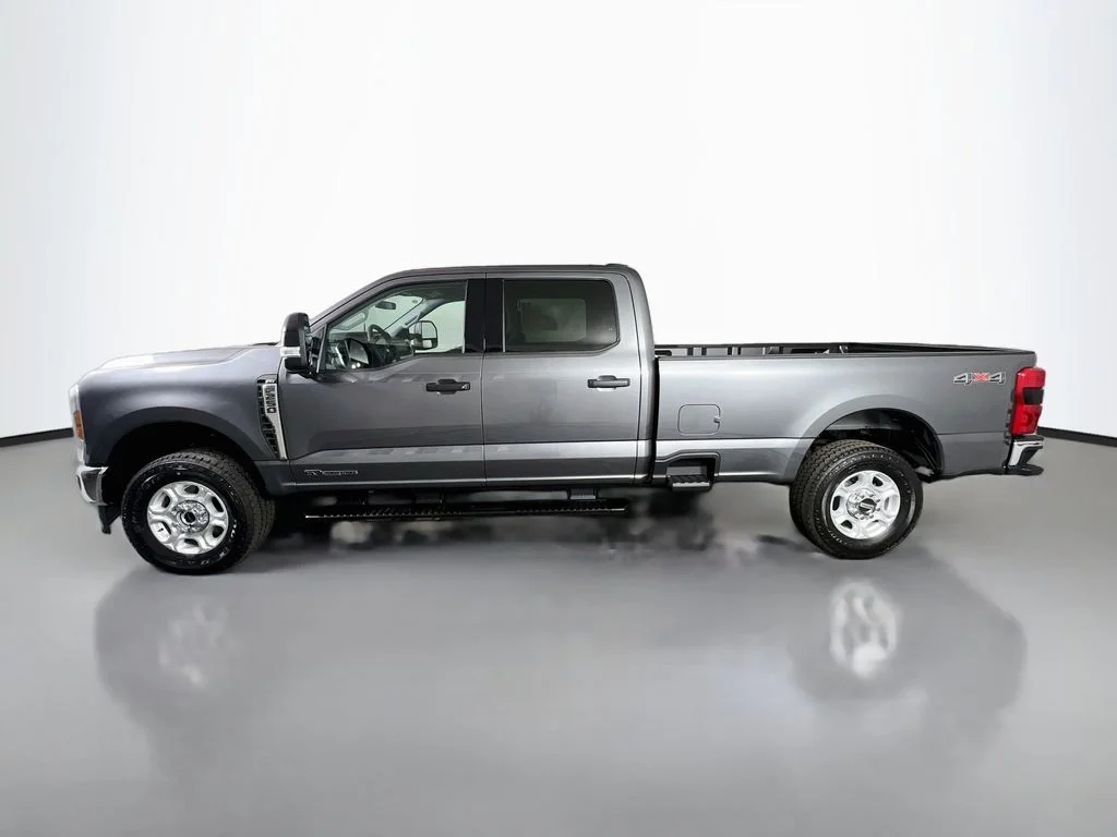 New 2026 Carbonized Gray Metallic Ford XLT image 6