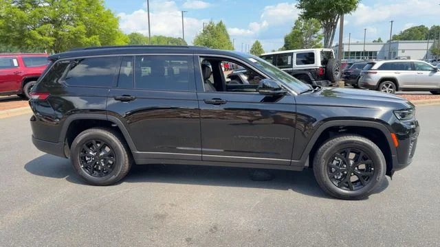 New 2026 Diamond Black Crystal Pearl-Coat Exterior Paint Jeep Laredo Altitude image 9