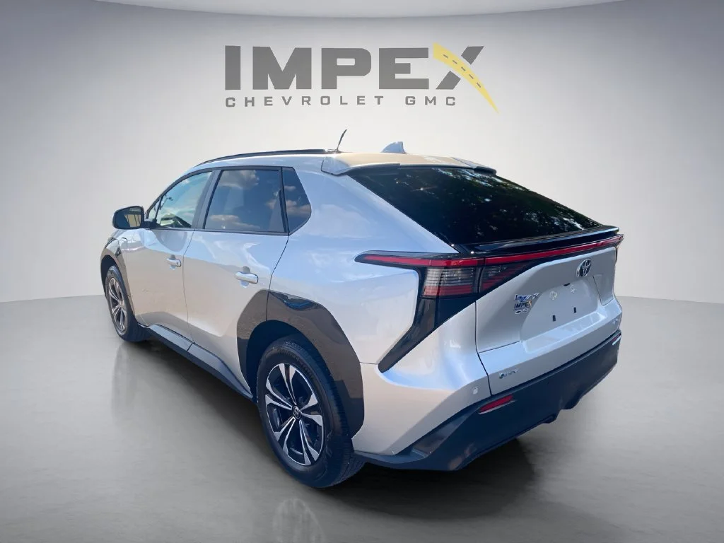 Used 2025 Silver Toyota XLE image 3
