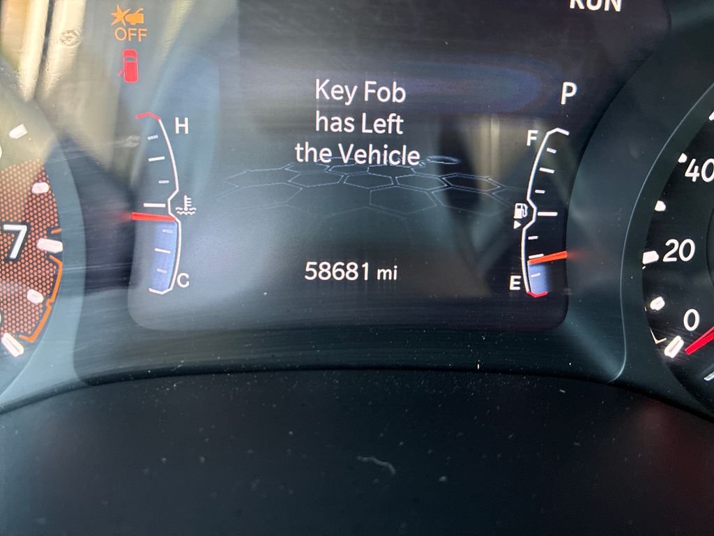 Used 2024 White/off-white Jeep Latitude image 17