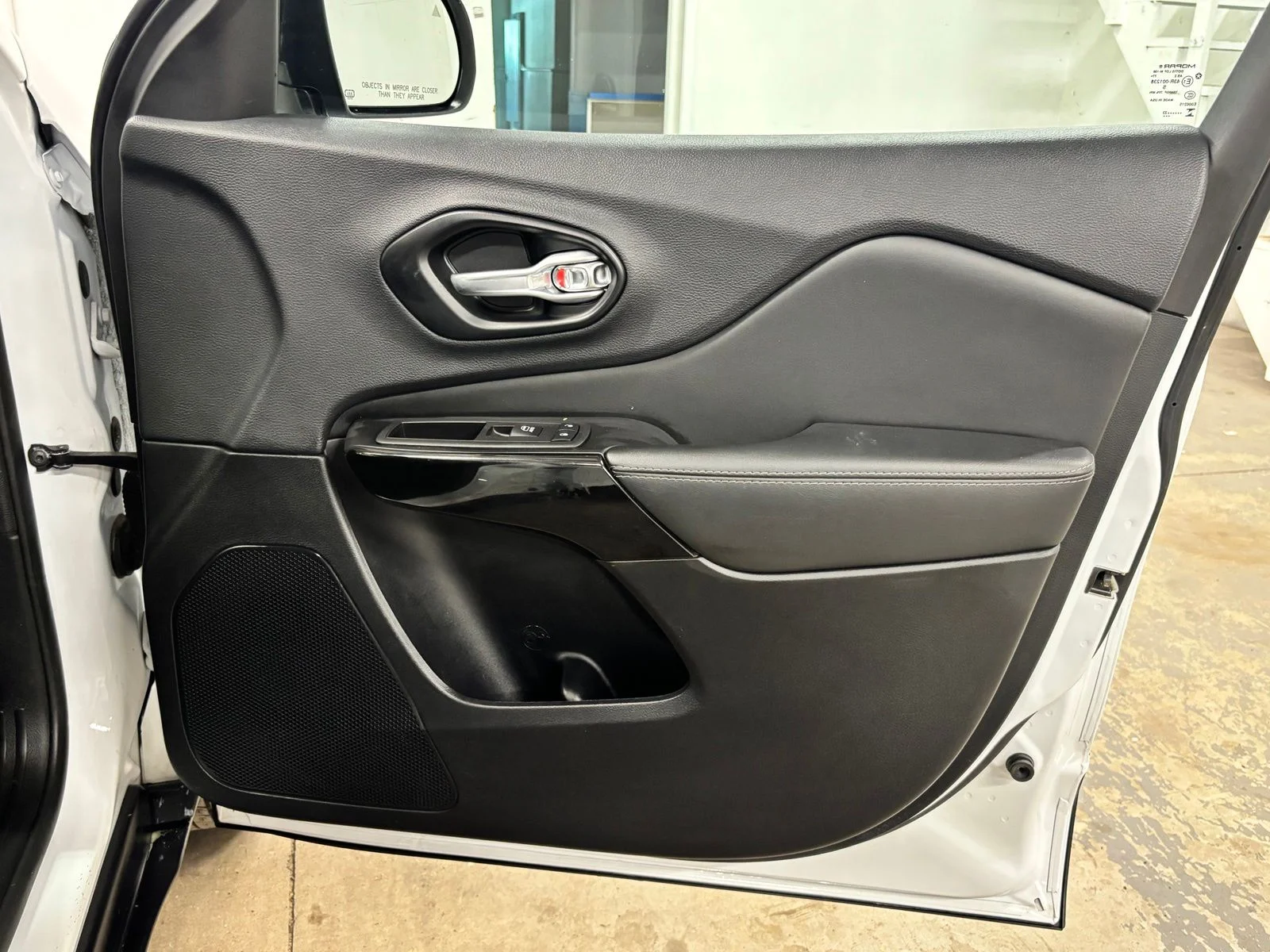 Used 2023 White Jeep Altitude image 22