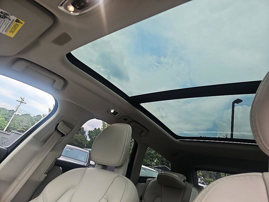 Used 2018 Denim Blue Metallic Volvo T6 AWD image 28