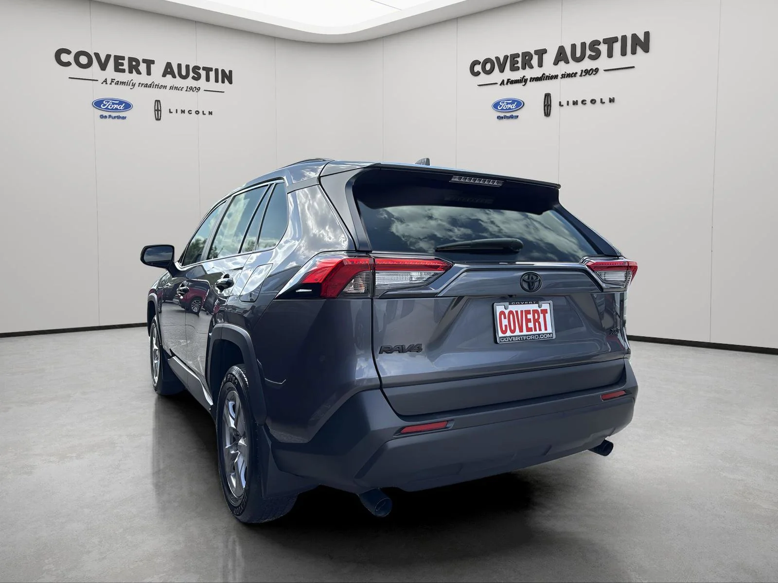 Used 2025 Gray Toyota XLE image 3