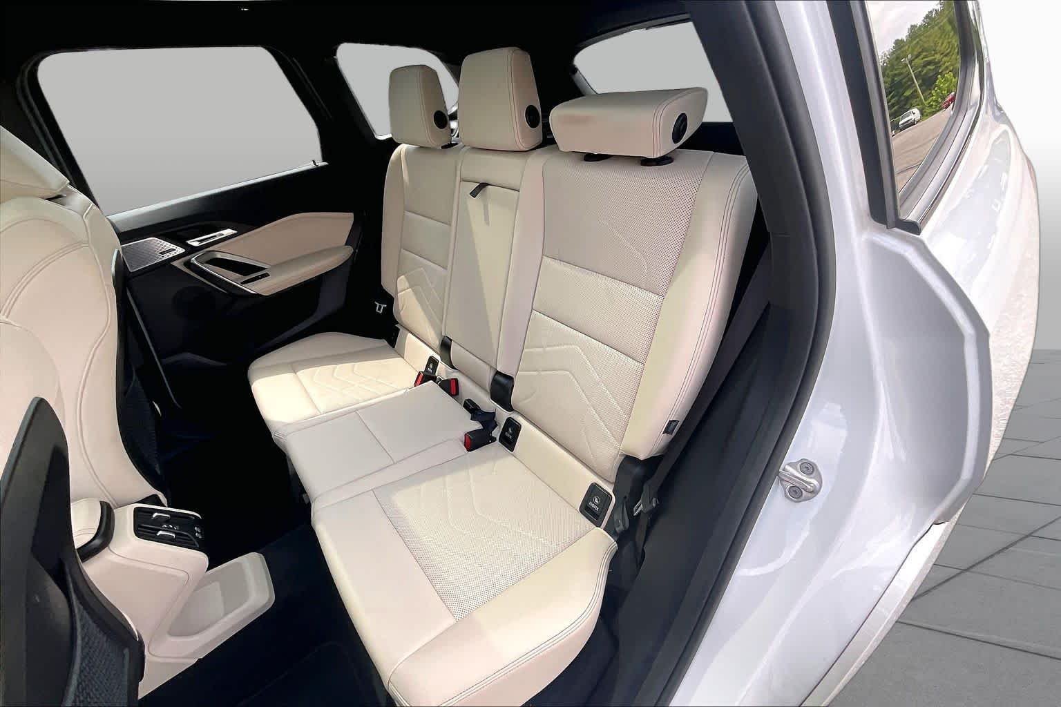 Used 2023 Mineral White Metallic BMW xDrive28i image 21