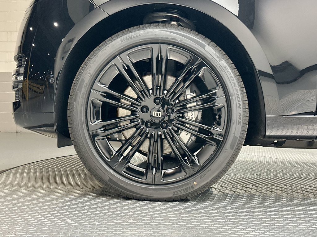 New 2027 Santorini Black Land Rover SE image 5