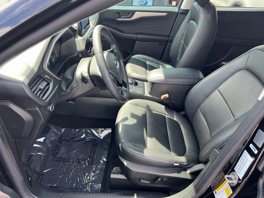 Certified Used 2022 Black Metallic Ford SE image 12