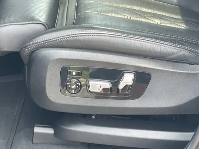 Used 2024 White BMW M60i image 16
