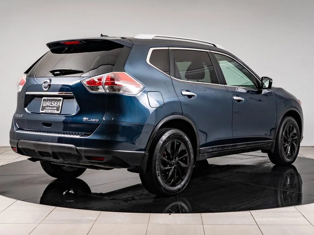 Used 2015 Arctic Blue Metallic Nissan SL image 10