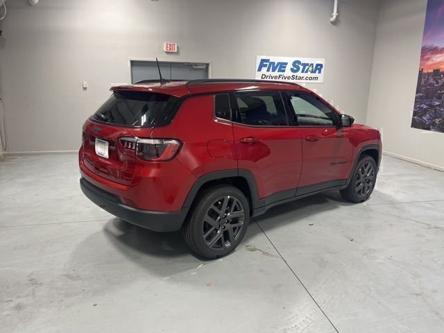 New 2026 Red Hot Pearl-Coat Exterior Paint Jeep Latitude image 5