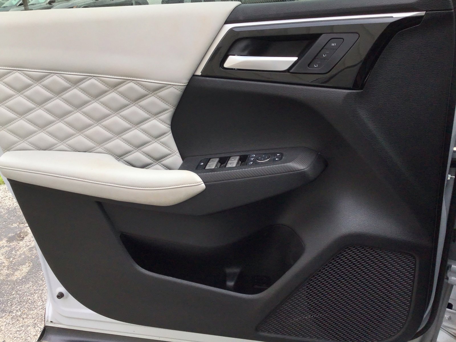 Used 2023 White Diamond Mitsubishi SEL image 28