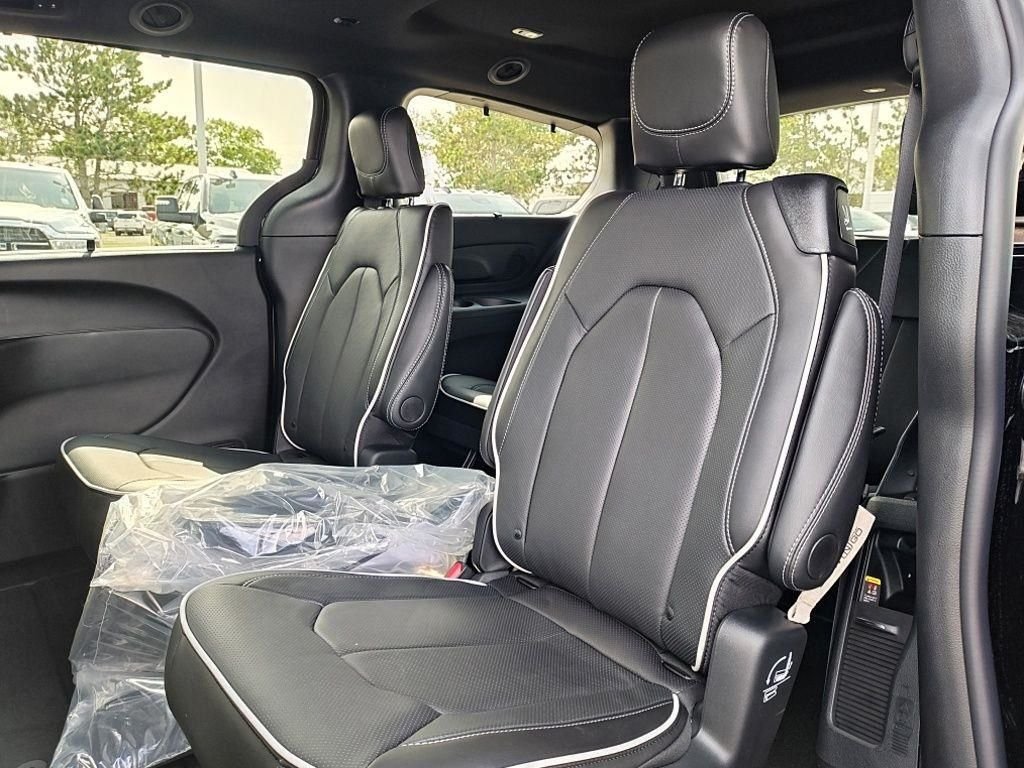 New 2027 Diamond Black Crystal Pearl-Coat Exterior Paint Chrysler Limited image 27