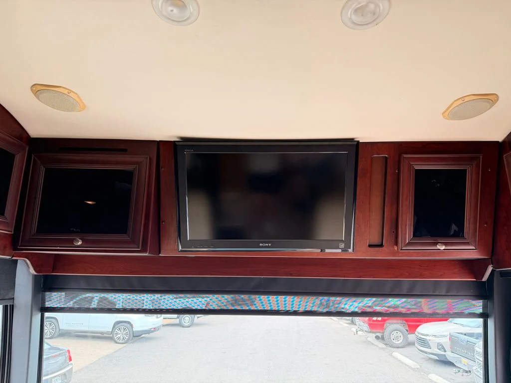 Used 2010 Black Fleetwood 42T image 17