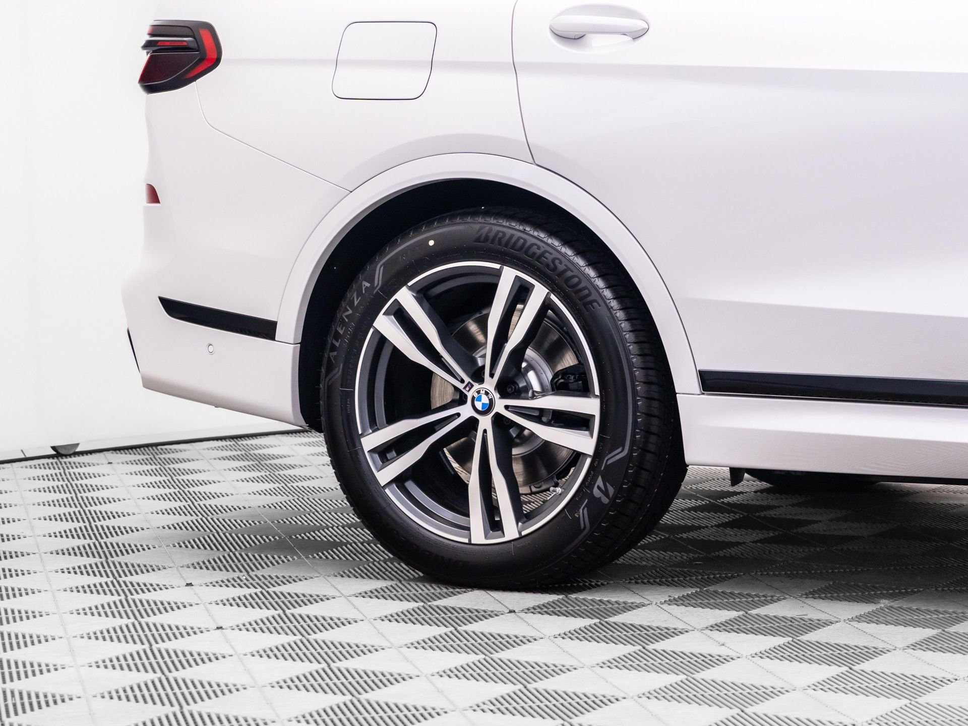 New 2027 Mineral White Metallic BMW xDrive40i image 41