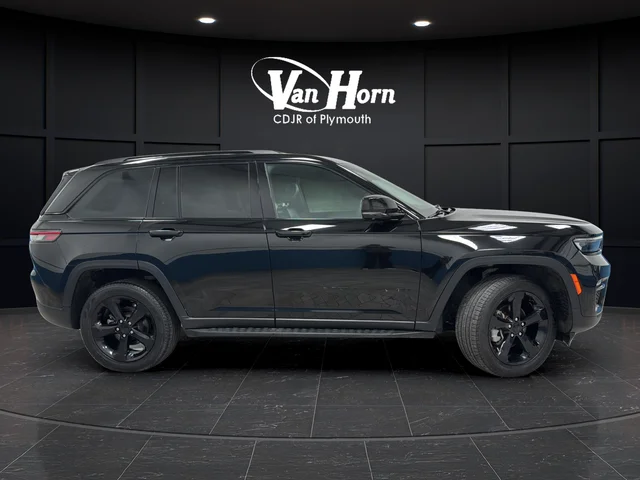 Used 2024 Diamond Black Crystal Pearlcoat Jeep Limited image 8