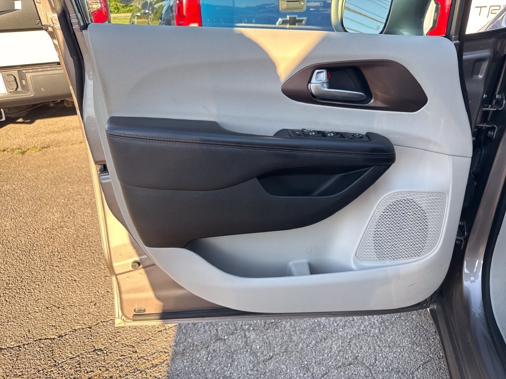 Used 2018 Silver Chrysler Touring L Plus image 12