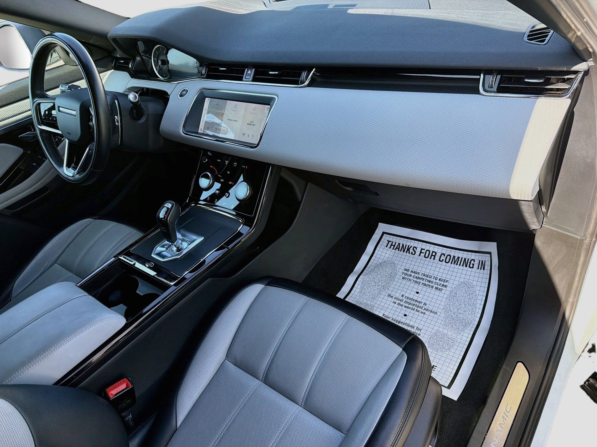 Used 2021 Fuji White Land Rover R-Dynamic S image 12