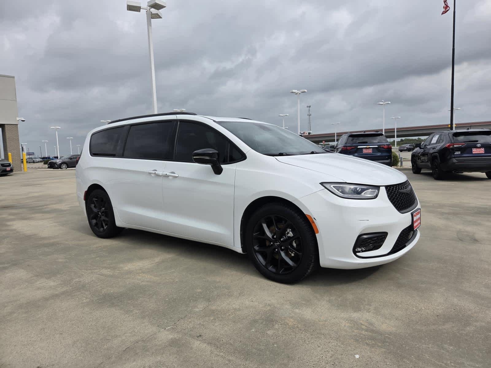 Used 2025 Bright White Clearcoat Chrysler Limited image 7