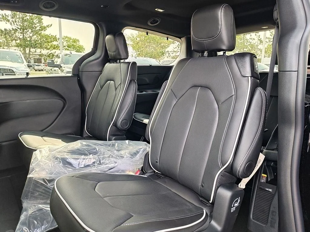 New 2027 Diamond Black Crystal Pearl-Coat Exterior Paint Chrysler Limited image 27