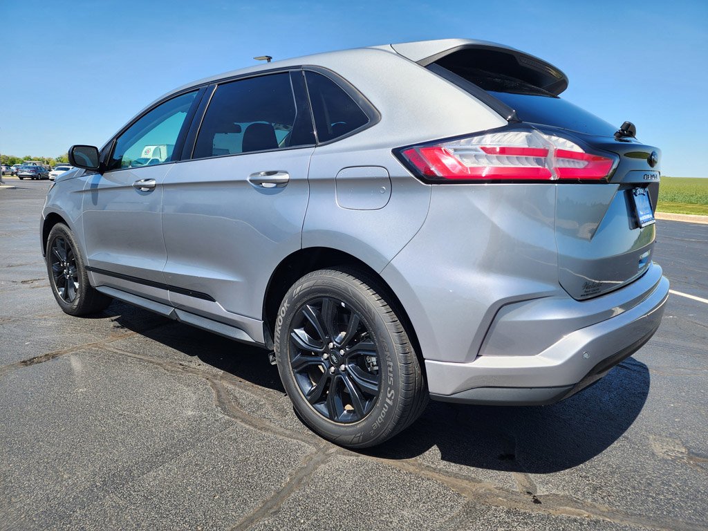 Used 2024 Iconic Silver Metallic Ford SE image 7