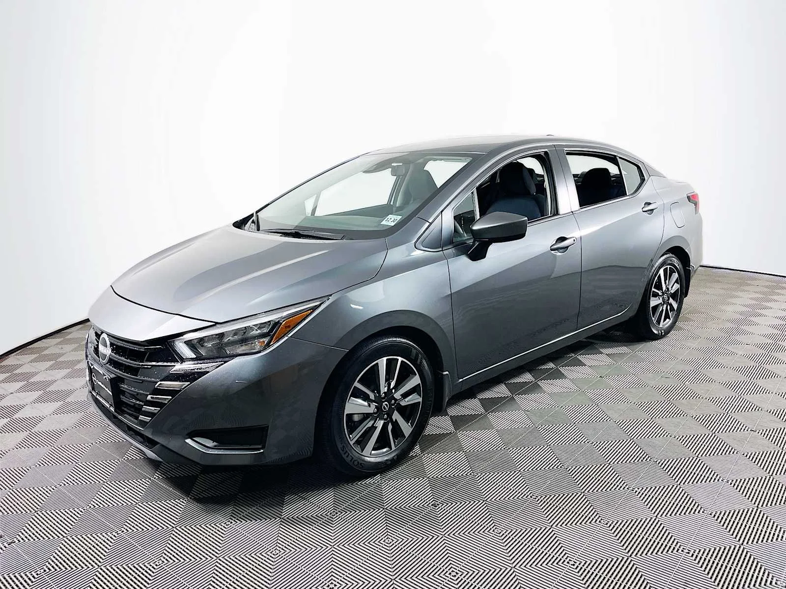 2025 Nissan Versa 1.6 SV CVT's photo