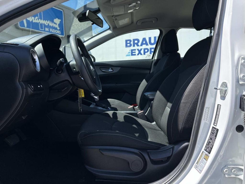 Used 2021 White Kia LXS image 11