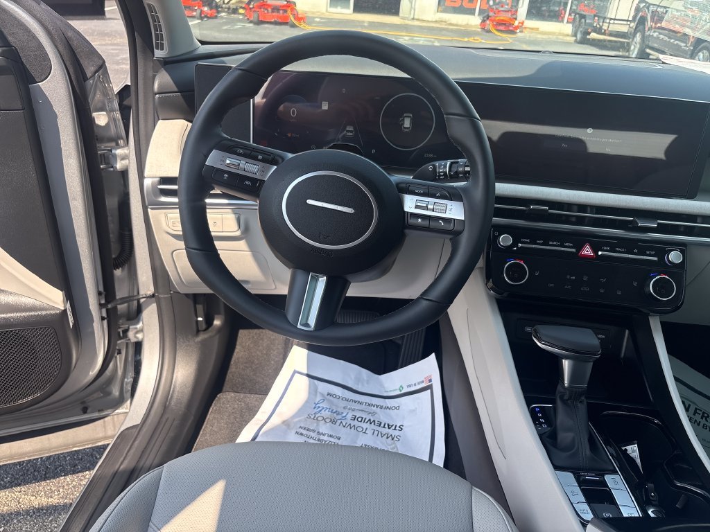 Used 2025 Silver Hyundai SEL Convenience image 16