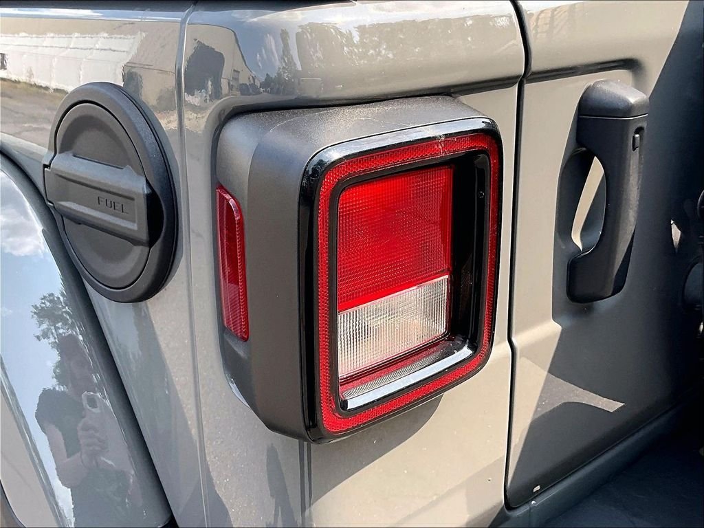 Used 2021 Sting-Gray Clearcoat Jeep Unlimited Sahara image 31