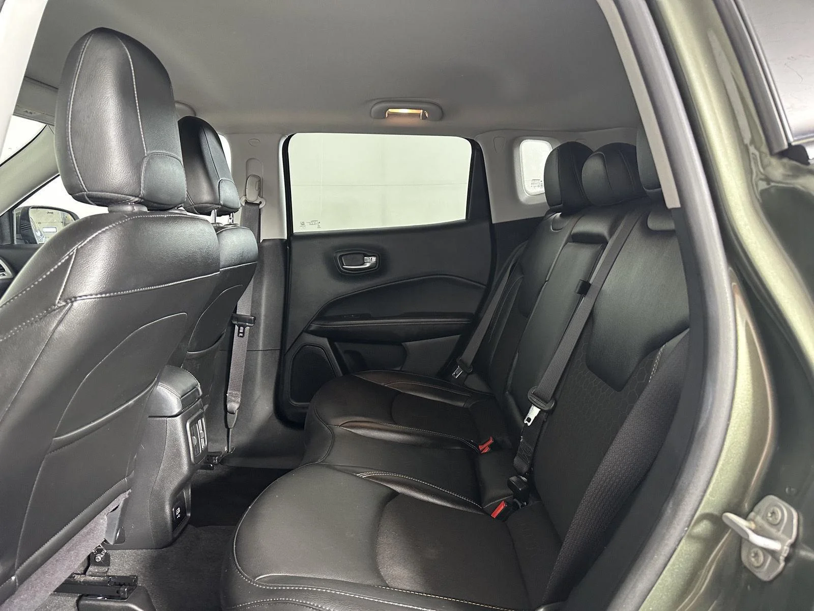 Used 2020 Olive Green Pearlcoat Jeep Latitude image 31