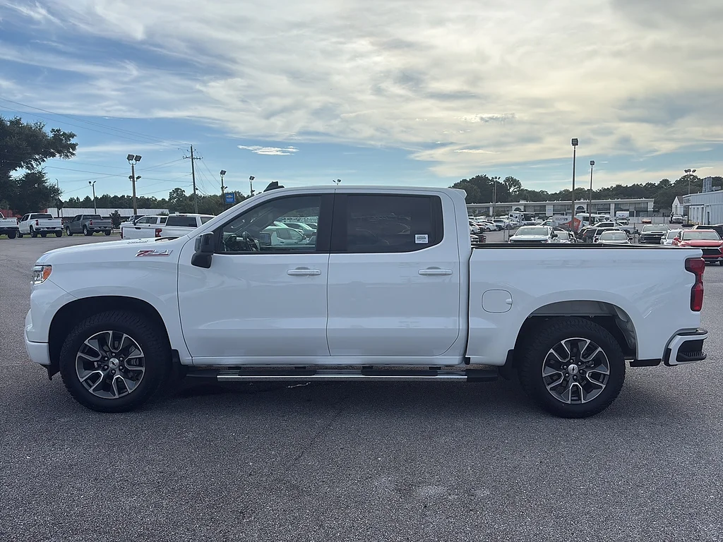 Used 2023 Summit White Chevrolet  image 3