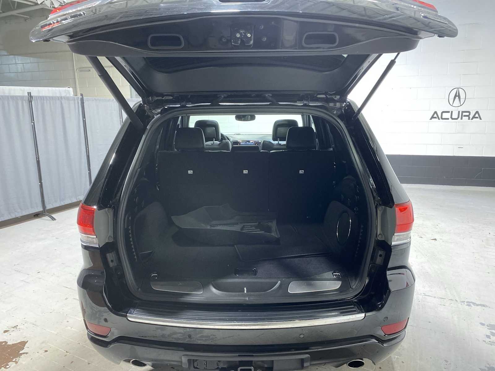 Used 2019 Diamond Black Crystal Pearlcoat Jeep Overland image 19