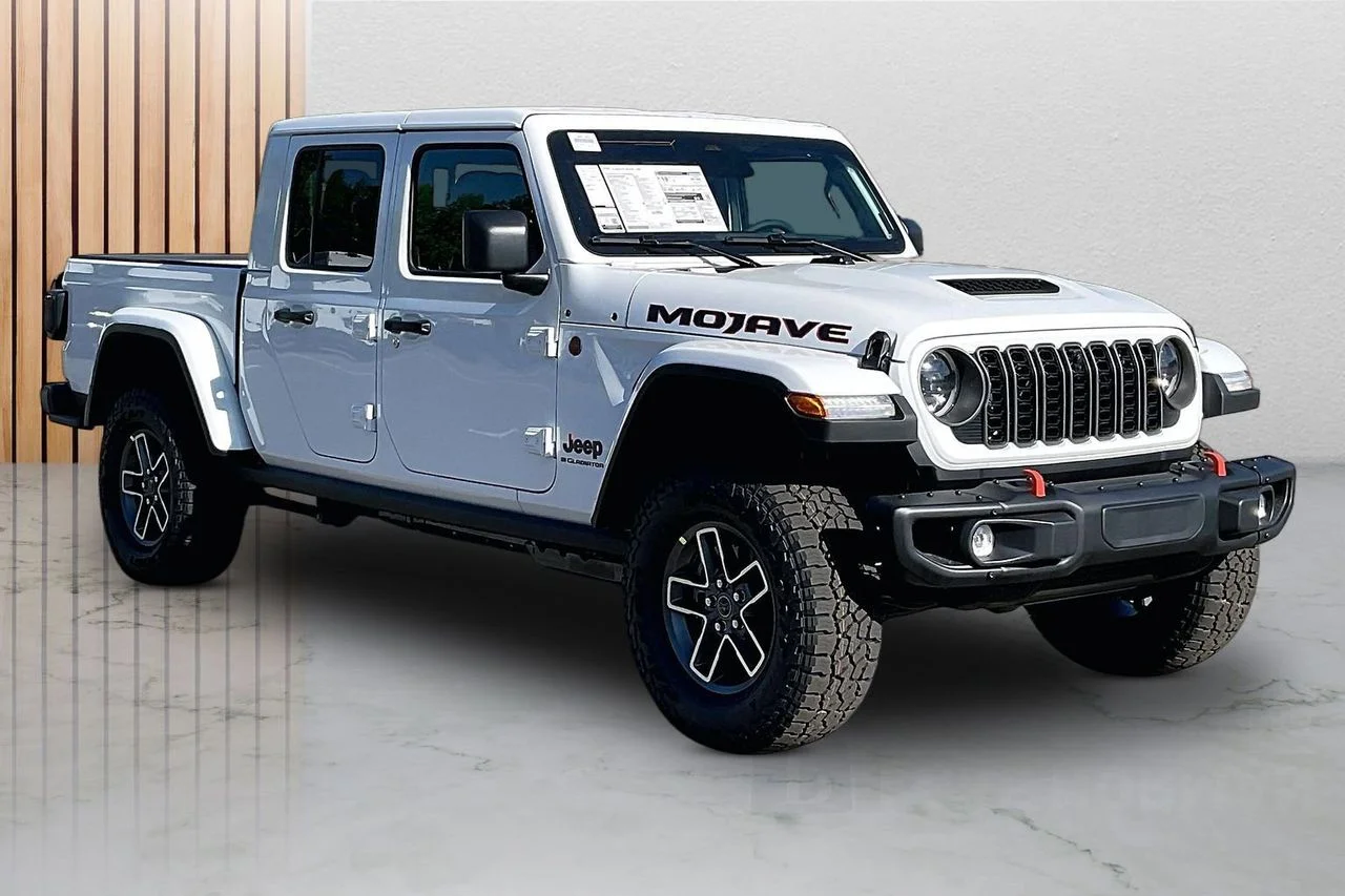 New 2026 Bright White Clear-Coat Exterior Paint Jeep Mojave X image 2