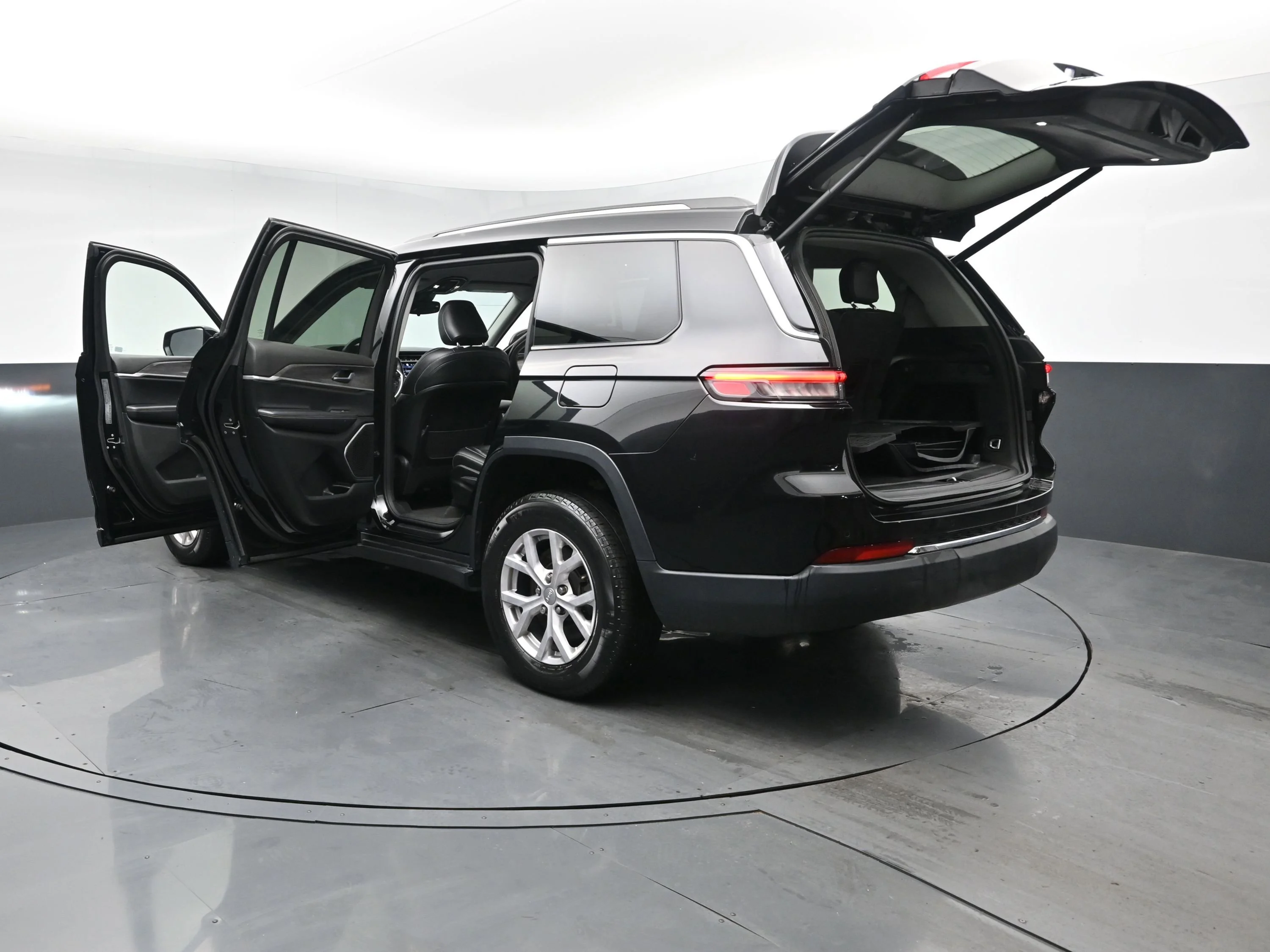 Used 2021 Diamond Black Crystal Pearlcoat Jeep Limited image 30