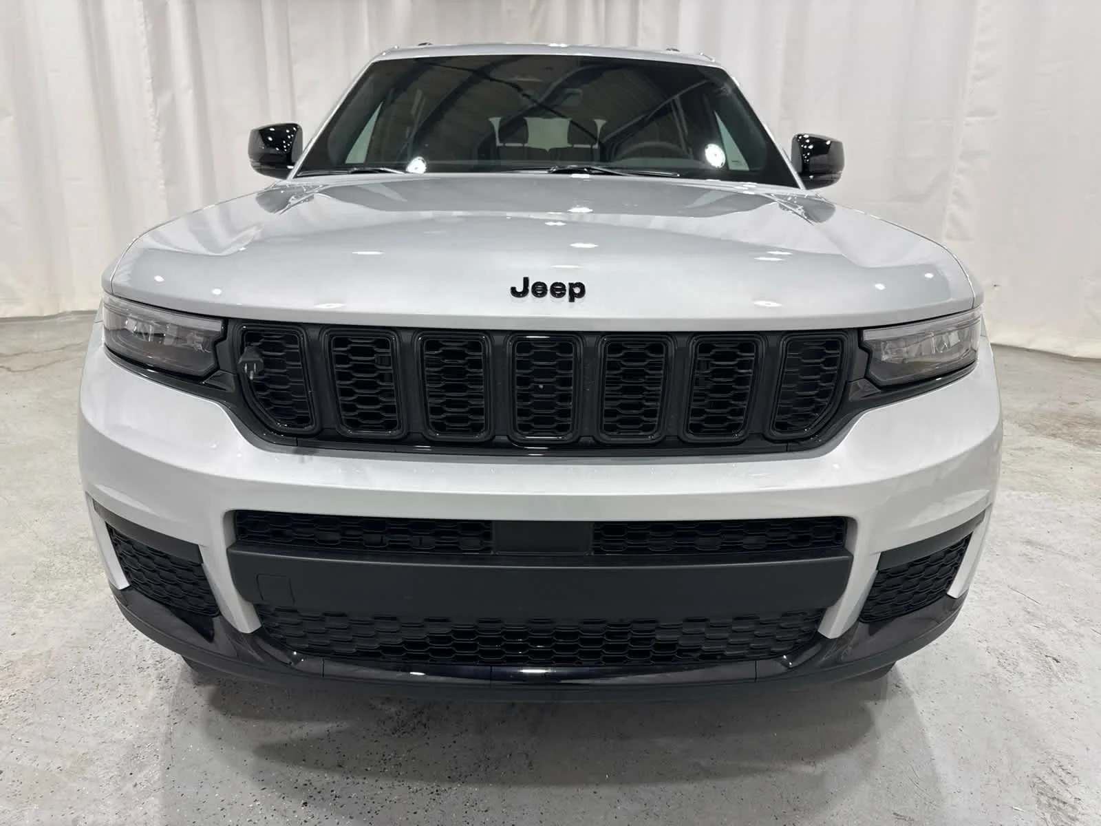 Used 2025 Silver Jeep Altitude 4x4 image 8