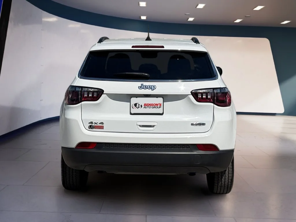 Used 2024 White Jeep Latitude image 4