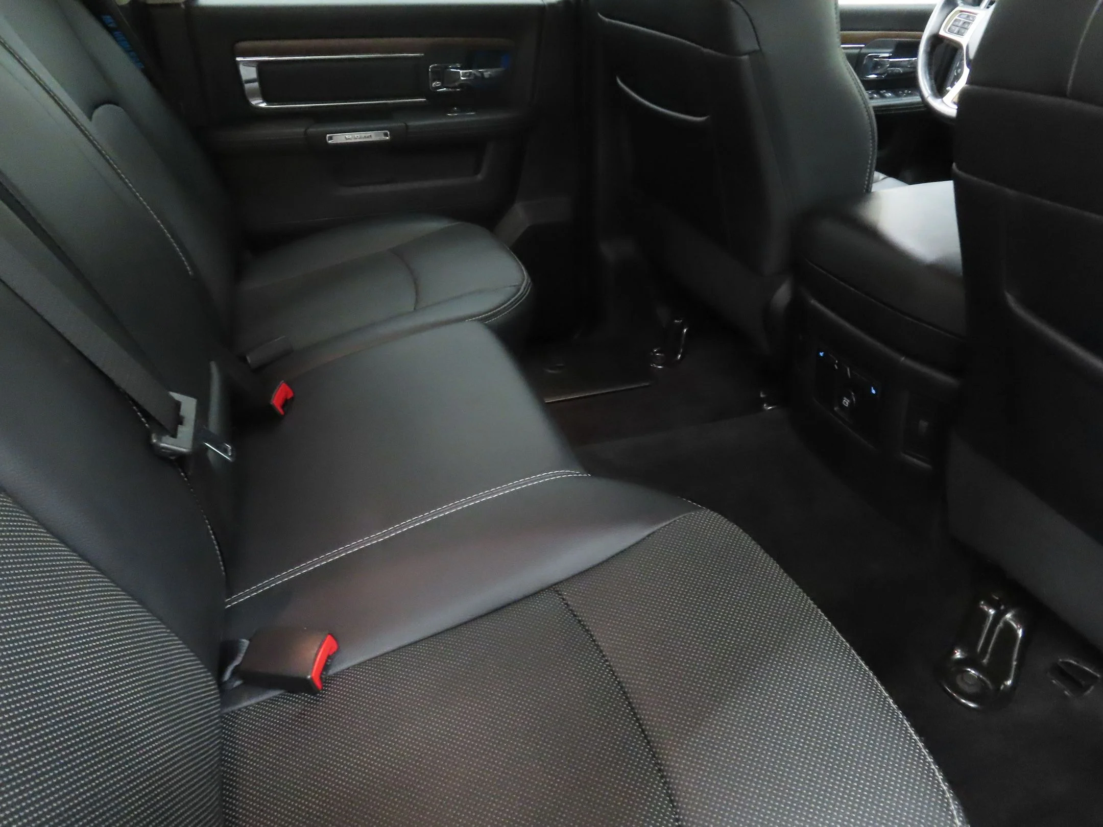 Used 2017 Silver Ram Laramie image 22