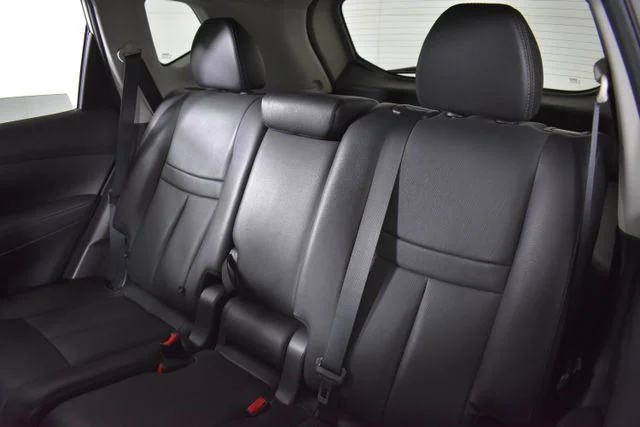 Used 2016 Silver Nissan SL image 13