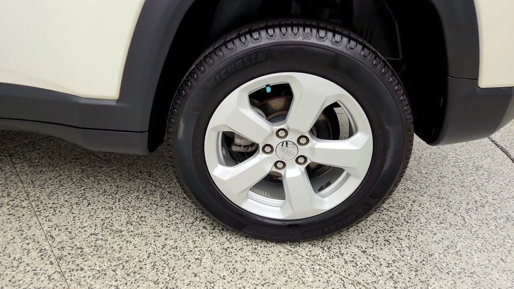 Used 2018 White Clearcoat Jeep Latitude 4x4 image 9