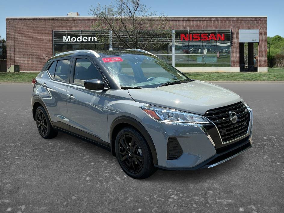 Used 2022 Gray/Super Black Nissan SV image 5