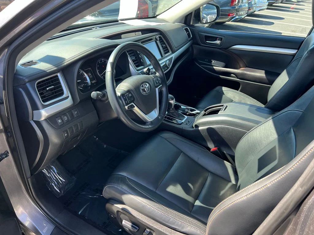 Used 2017 Predawn Gray Mica Toyota XLE image 11