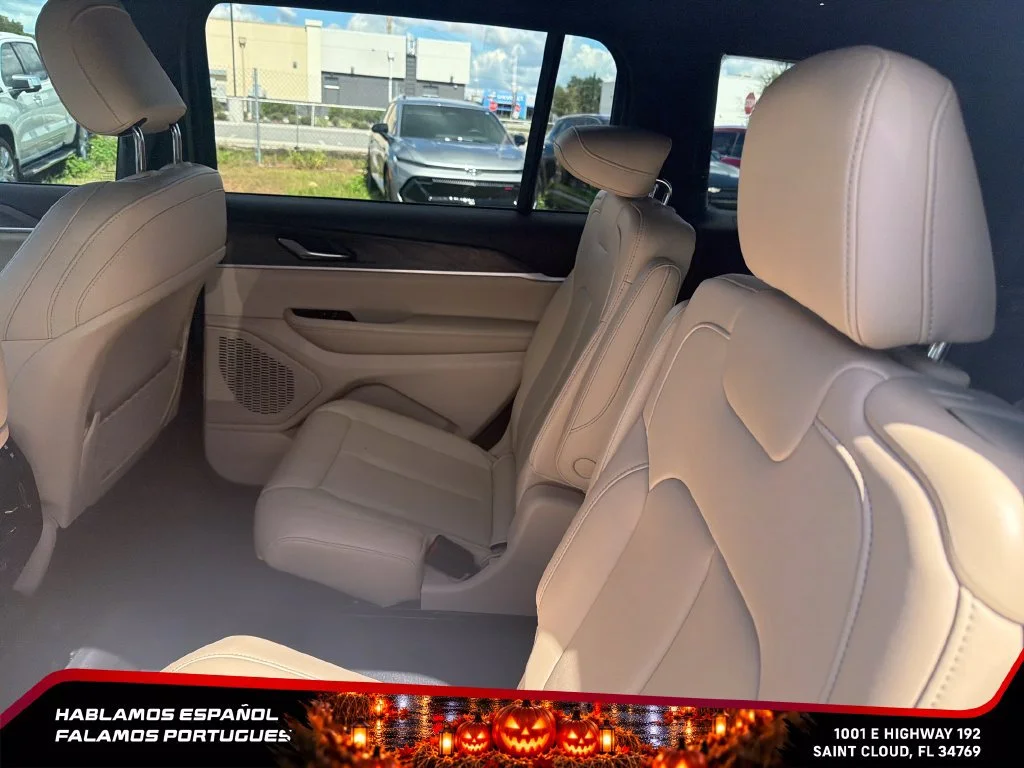 Used 2025 White Jeep Limited 4x4 image 24